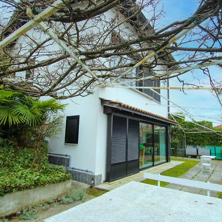 Pietro By Interhome * 斯特雷萨